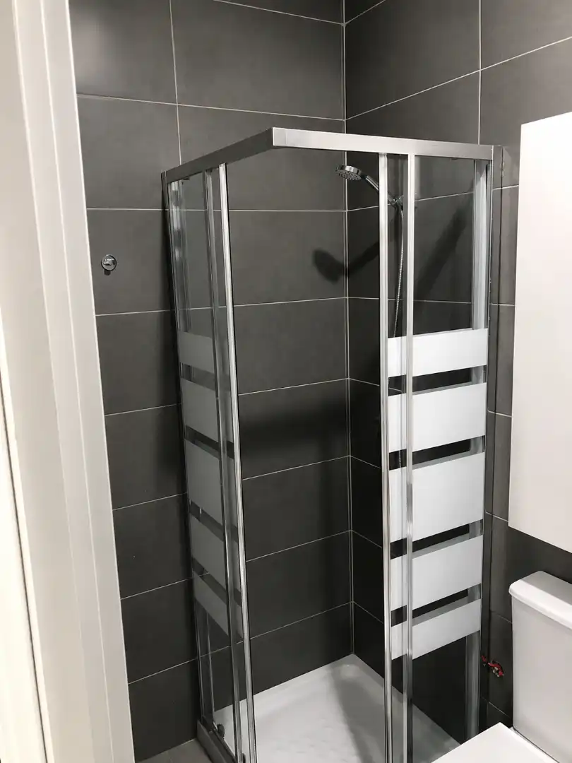 Badezimmer von Geschaftsraum zur Miete in Santander