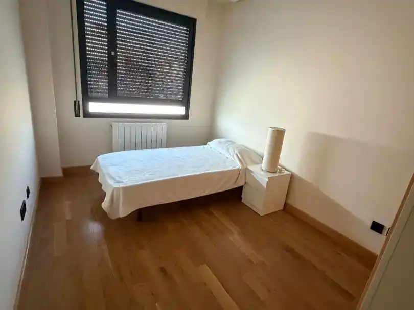 Habitación de Piso para compartir en  Logroño con Aire acondicionado, Jardín privado y Parquet
