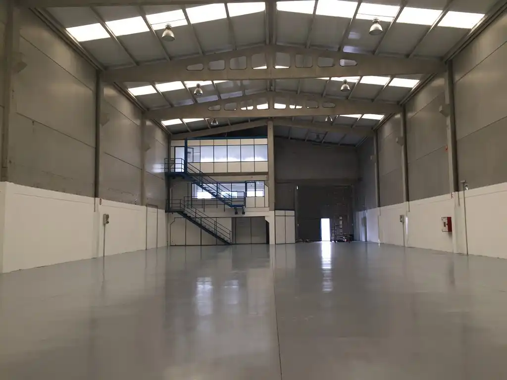 Nau industrial de lloguer a Avenida Gonzalo Navarro 68