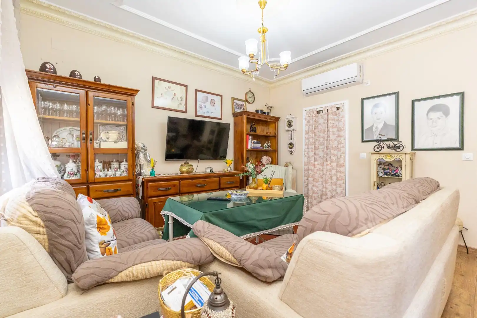 Sala de estar de Casa adosada en venta en Guillena con Aire acondicionado, Calefacción y Terraza