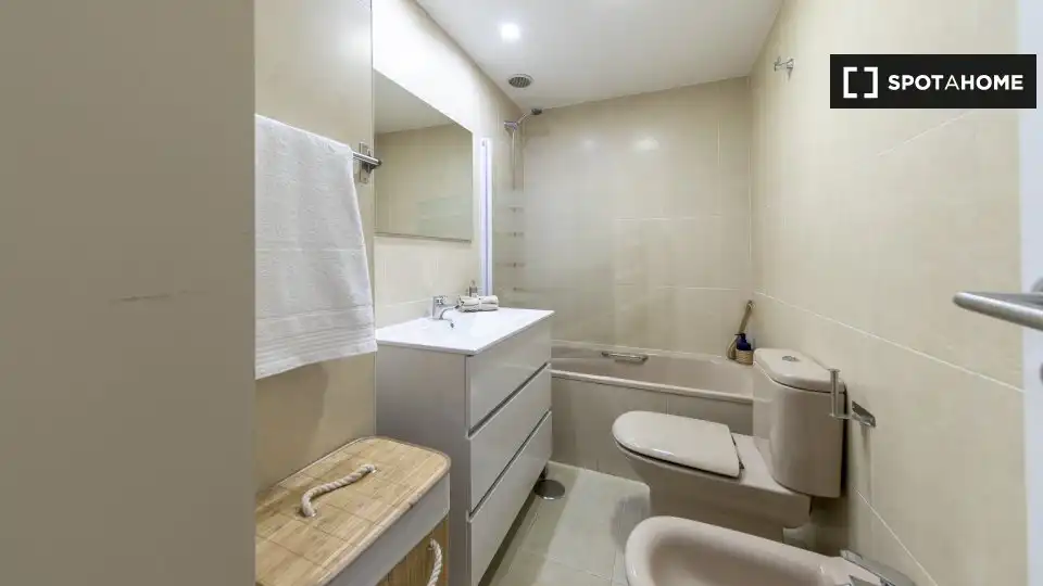 Bathroom of Flat for rent in Madrid  with Air Conditioner, Heating and Furnished
