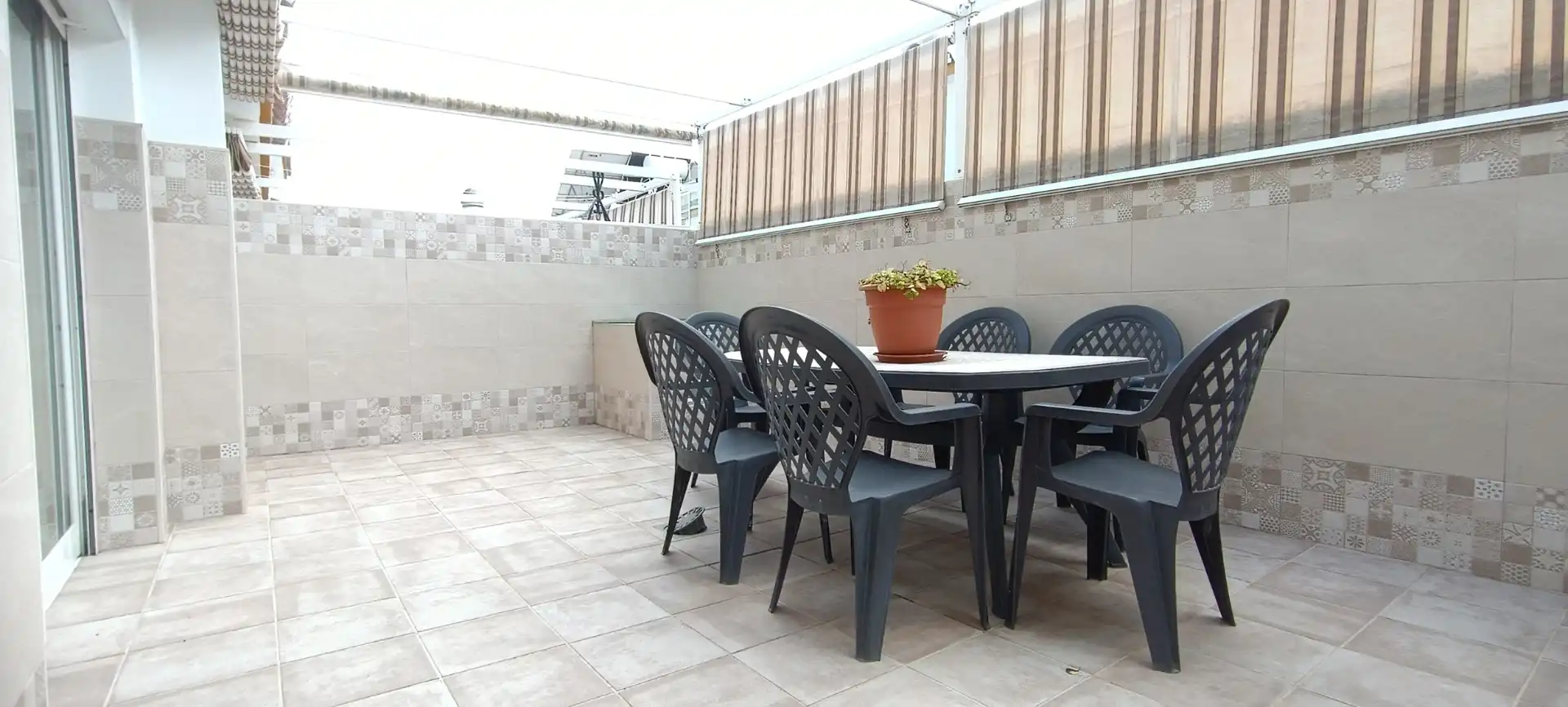 Terrasse von Einfamilien-Reihenhaus zum Verkauf in Estepona mit Klimaanlage, Heizung und Terrasse