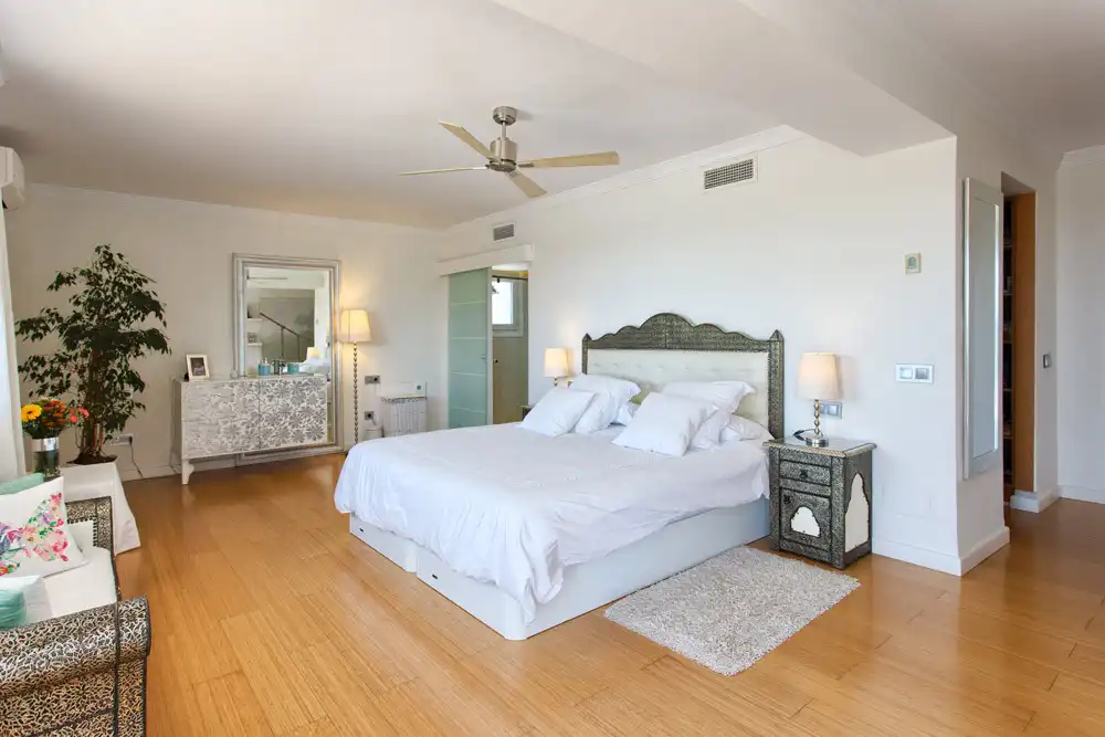 Dormitori de Casa o xalet de lloguer en Marbella amb Aire condicionat, Jardí privat i Terrassa