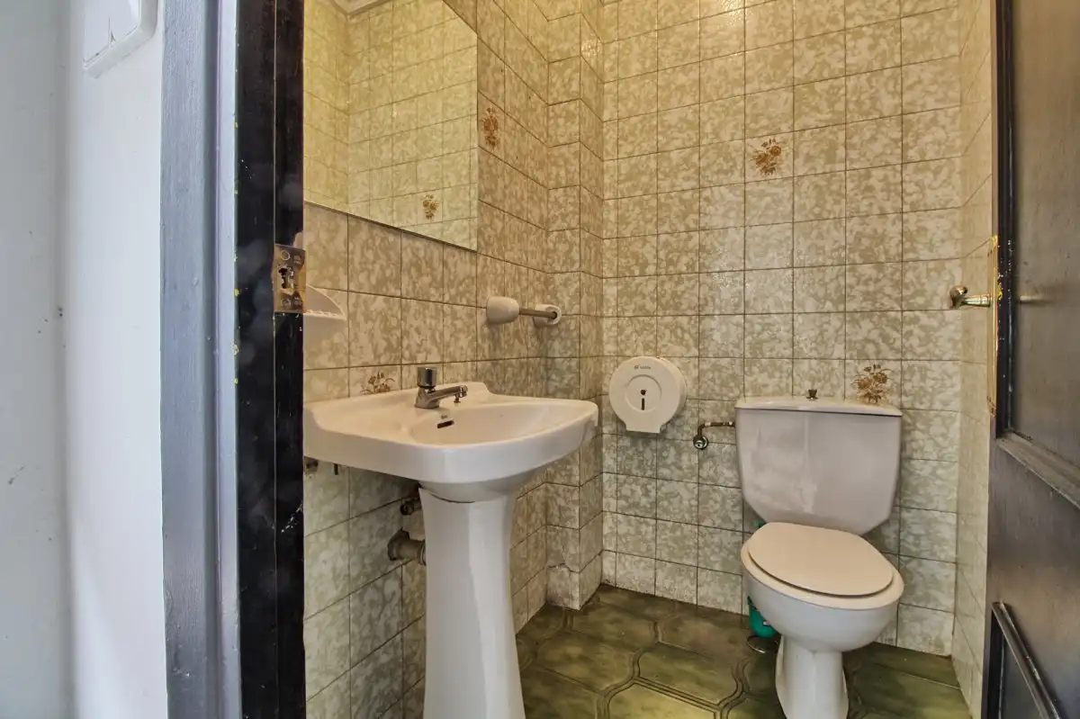 Badezimmer von Geschaftsraum zum Verkauf in Zalla 