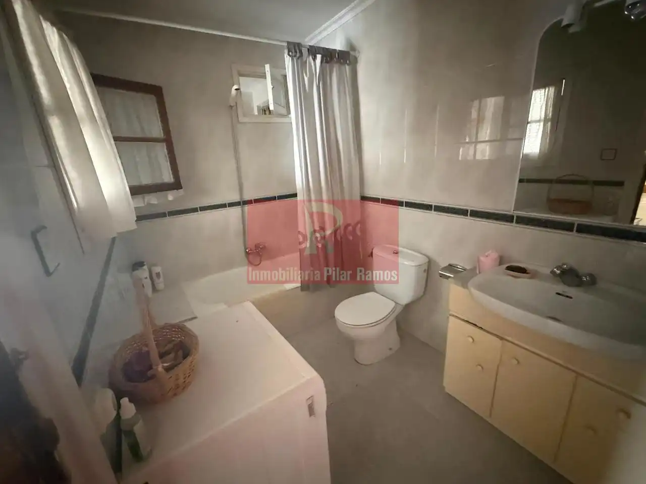 Bany de Casa o xalet en venda en Santa Marina del Rey amb Calefacció, Jardí privat i Moblat