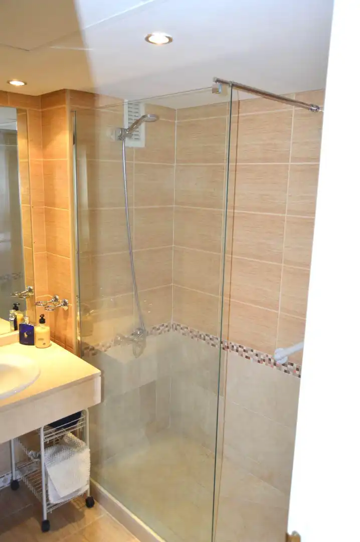 Badezimmer von Wohnungen zum Verkauf in Marbella mit Klimaanlage, Möbliert und Internet