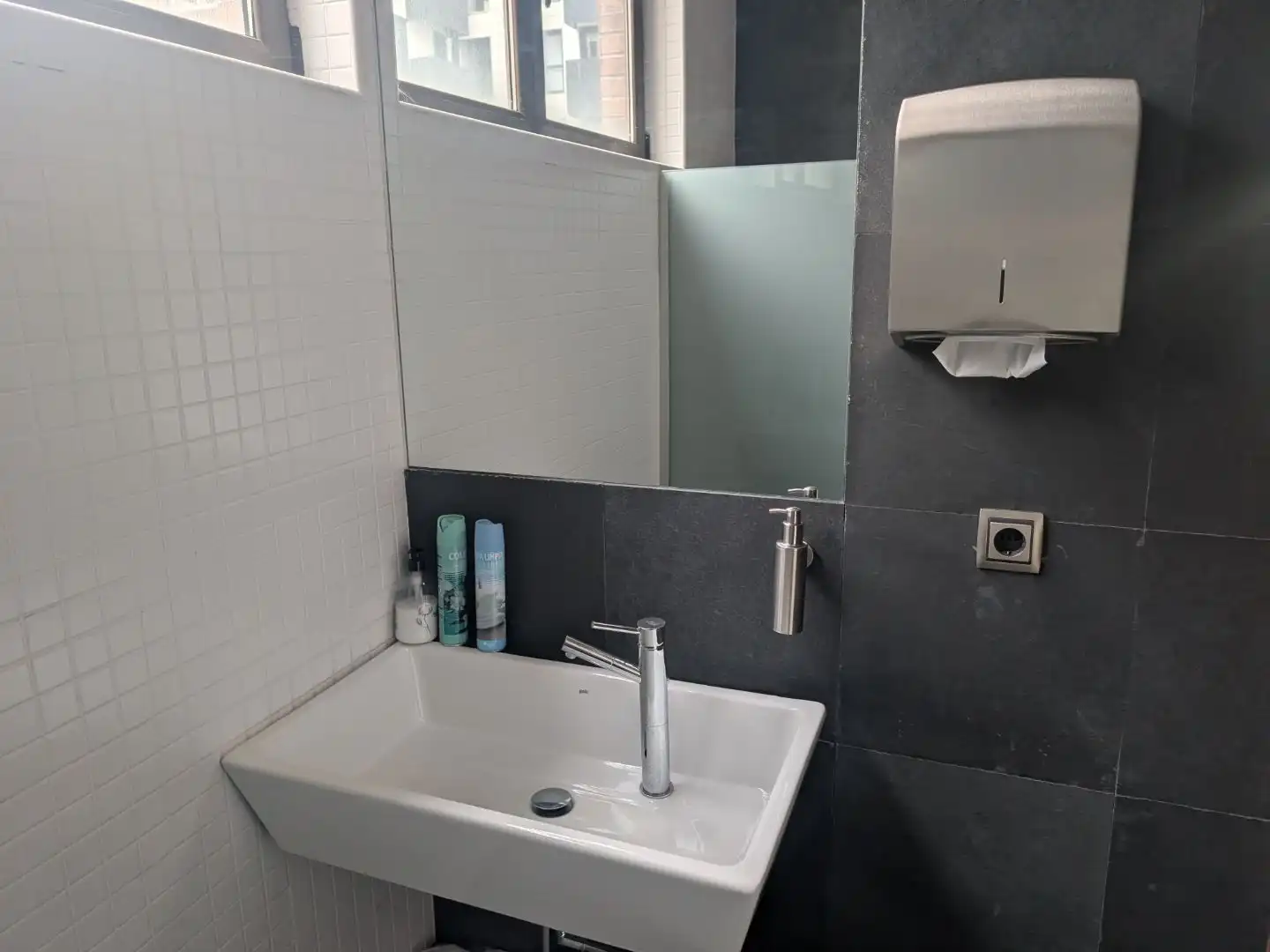 Baño de Oficina de alquiler en Burgos con Aire acondicionado, Calefacción y Amueblado