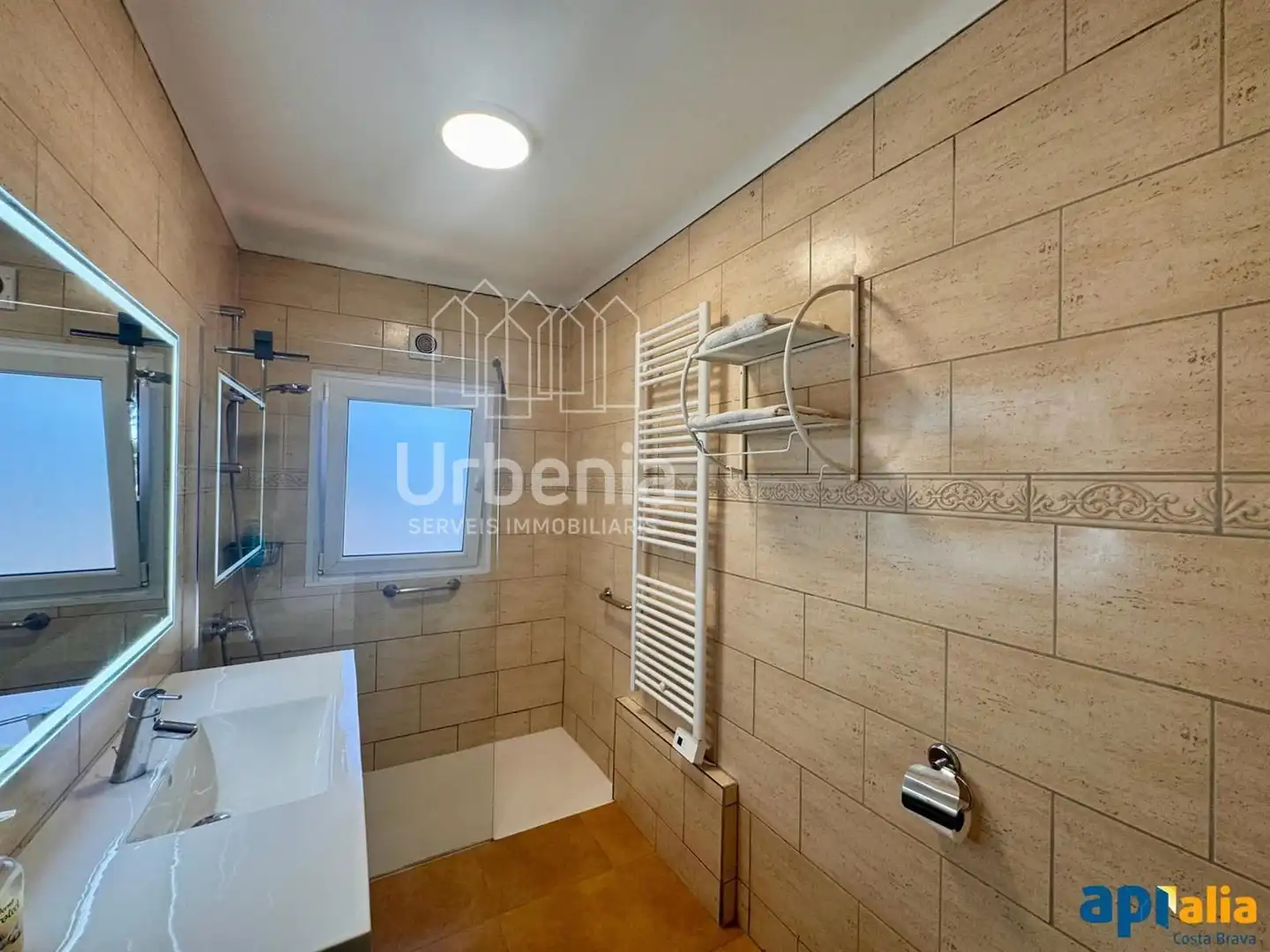Baño de Piso en venta en Lloret de Mar con Aire acondicionado, Piscina y Amueblado
