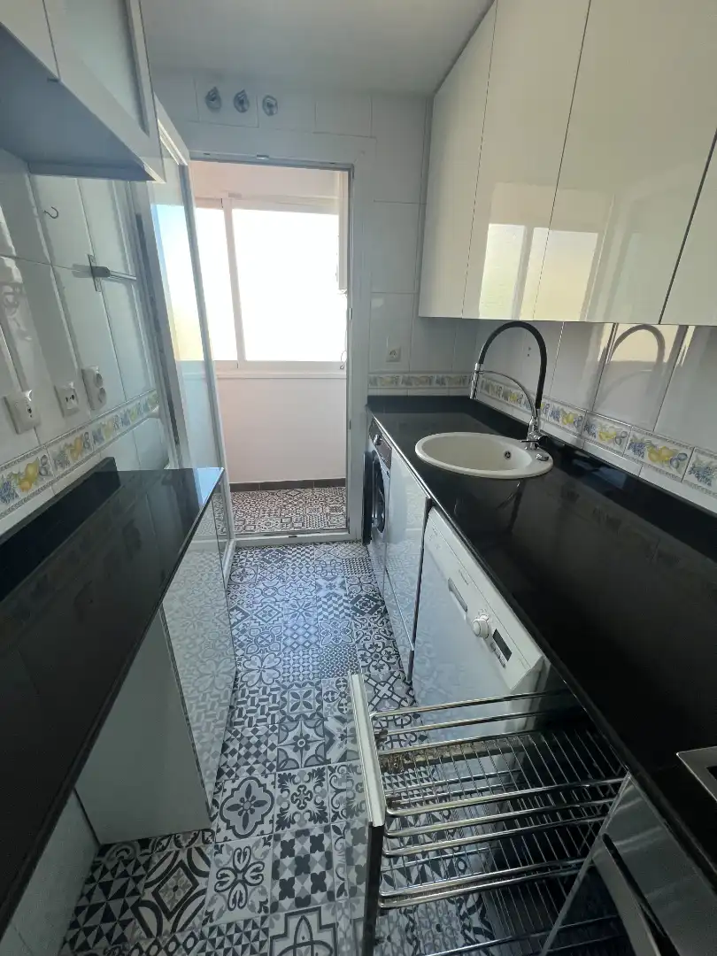 Cuina de Pis de lloguer en Madrid amb Aire condicionat, Calefacció i Jardí privat