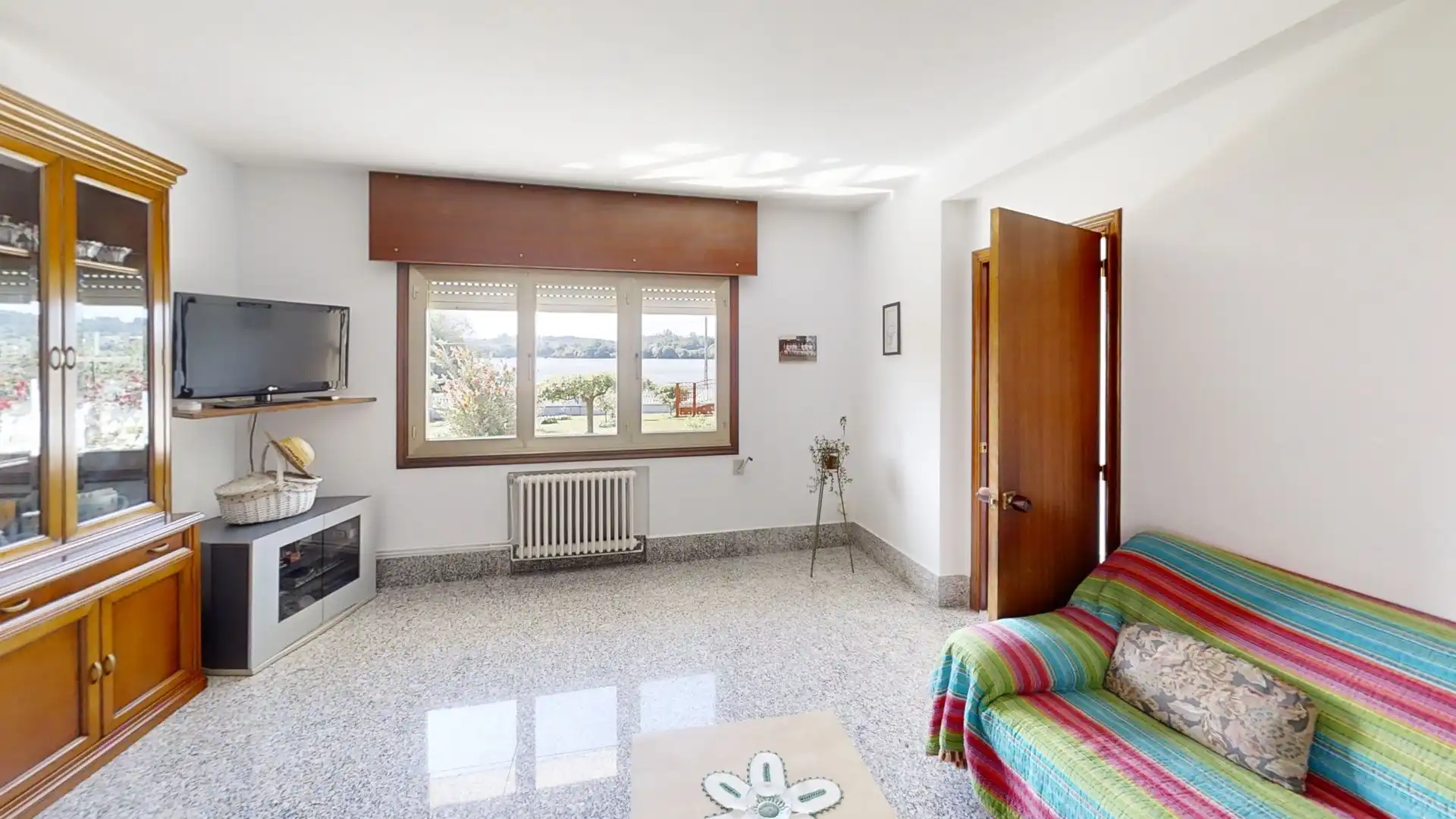 Sala d'estar de Casa o xalet en venda en Abegondo amb Calefacció, Jardí privat i Traster