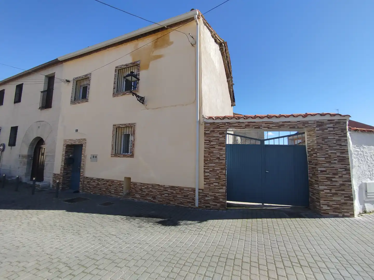 Vista exterior de Casa adosada en venda en Mojados amb Calefacció, Parquet i Traster
