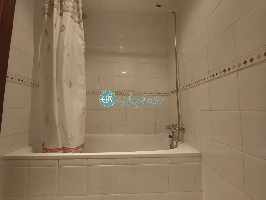 Bathroom of Flat for rent in Segovia  with Heating, Parquet flooring and Terrace