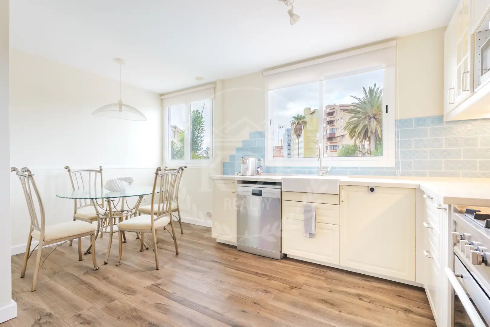 Casa aparellada amb terrassa en venda a Avenida de Bélgica, imagen 2