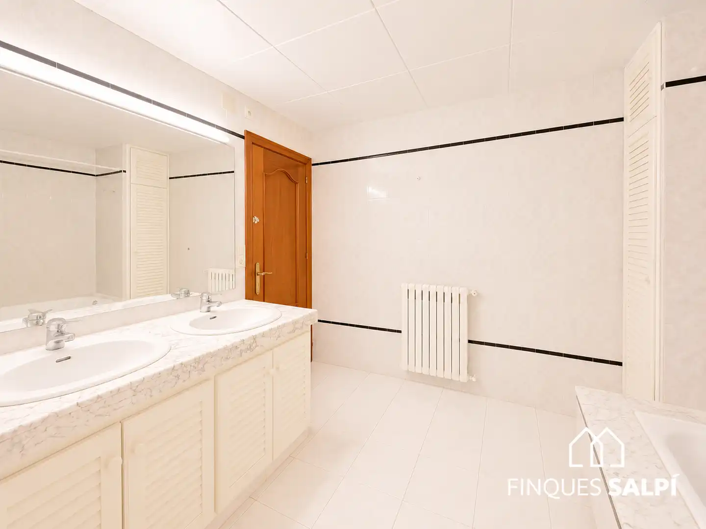 Baño de Casa adosada en venta en La Jonquera con Calefacción y Trastero