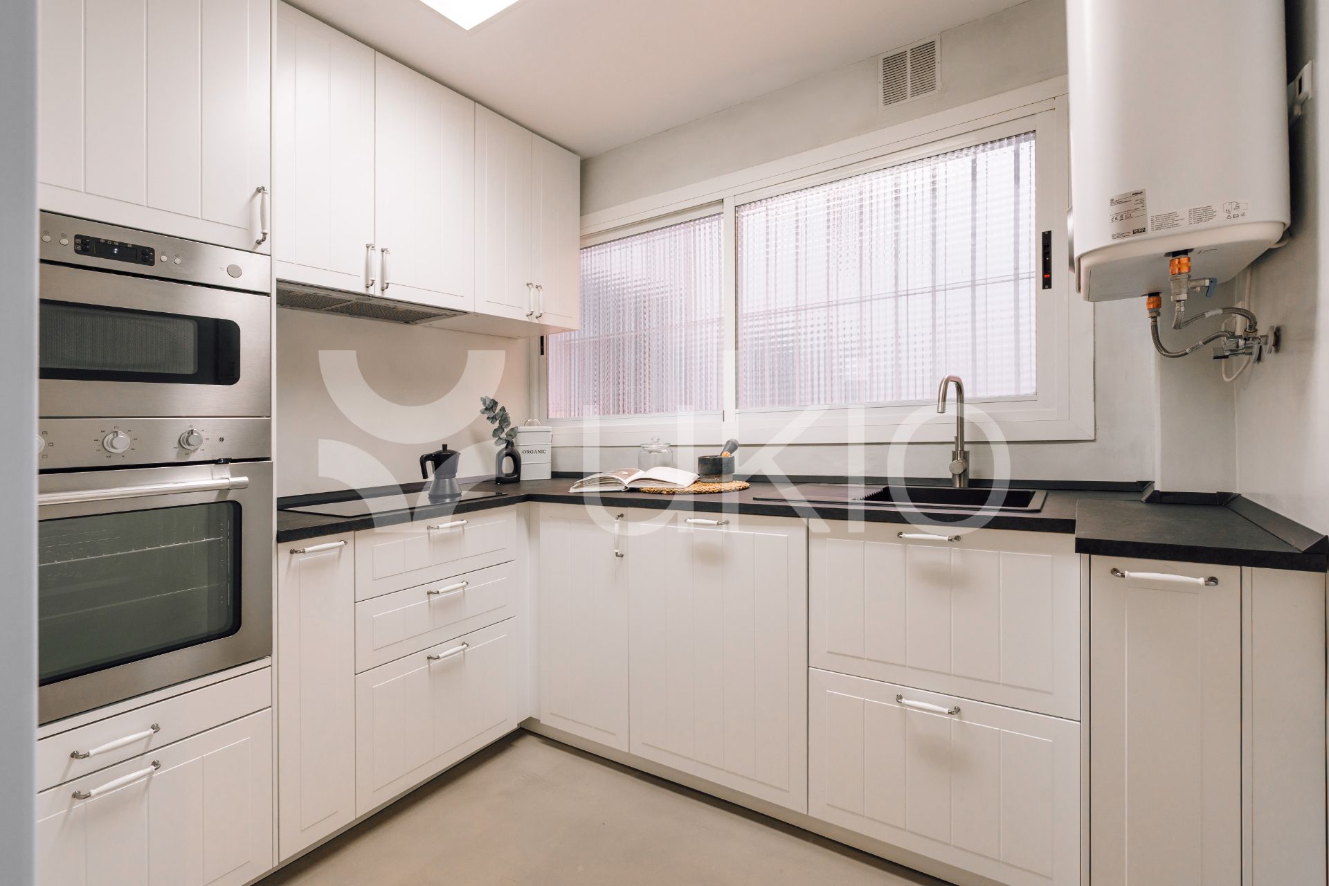 Cuina de Apartament de lloguer en  Madrid Capital amb Calefacció, Moblat i Forn