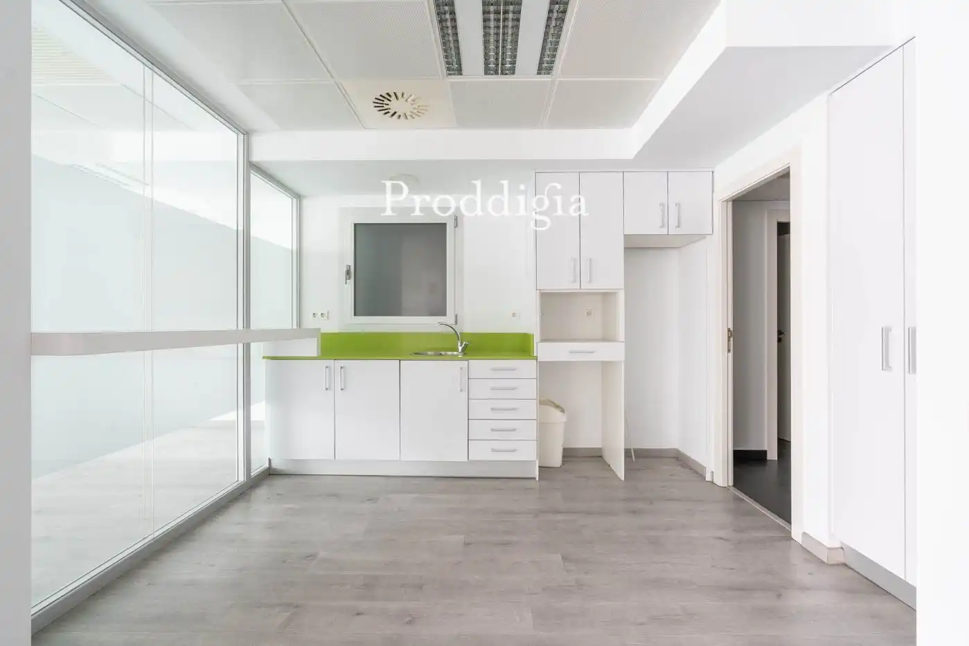 Küche von Büro zur Miete in Barcelona mit Klimaanlage, Heizung und Alarm