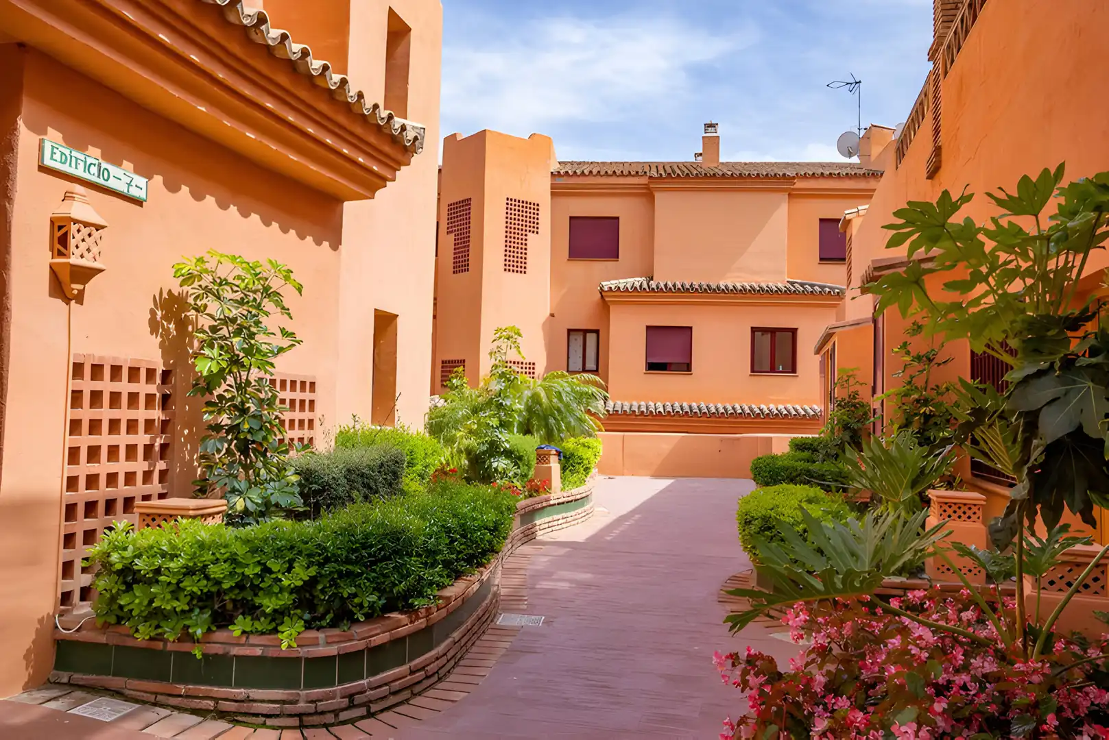 Vista exterior de Àtic en venda en Estepona amb Aire condicionat, Terrassa i Traster