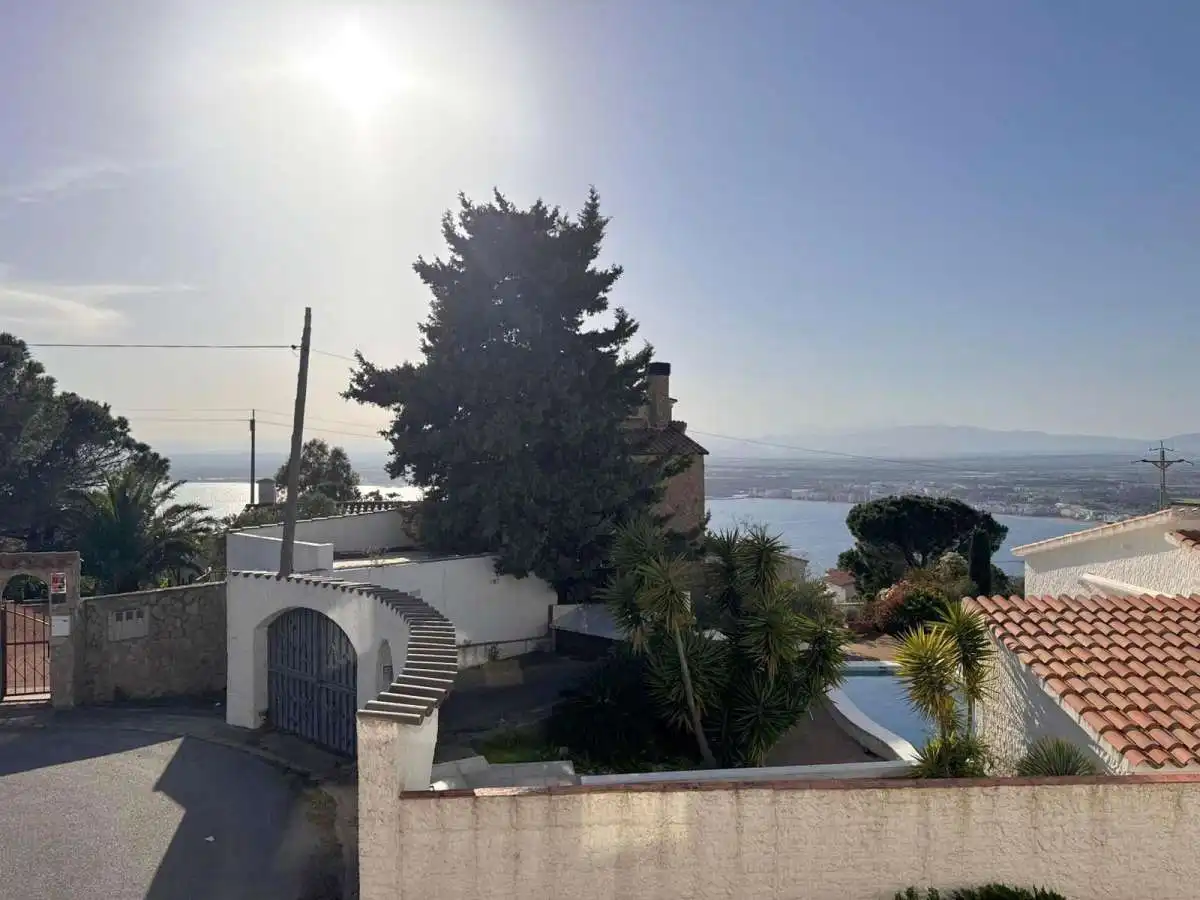 Vista exterior de Piso en venta en Roses con Piscina comunitaria