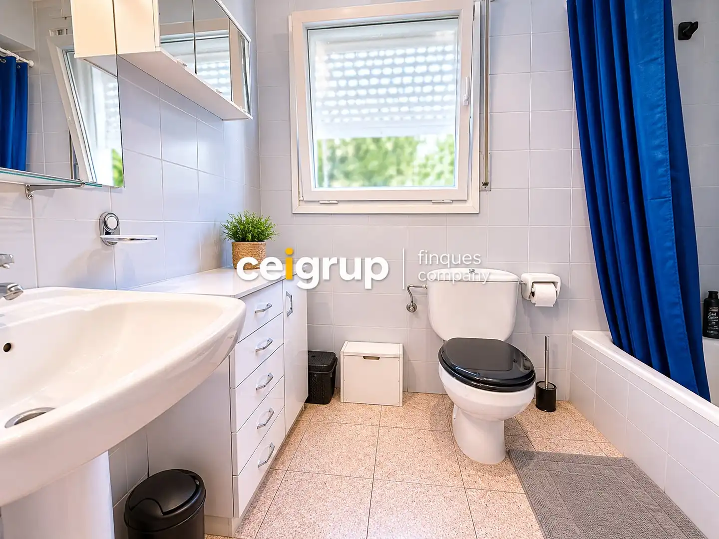 Baño de Planta baja en venta en Llançà con Terraza, Trastero y Piscina