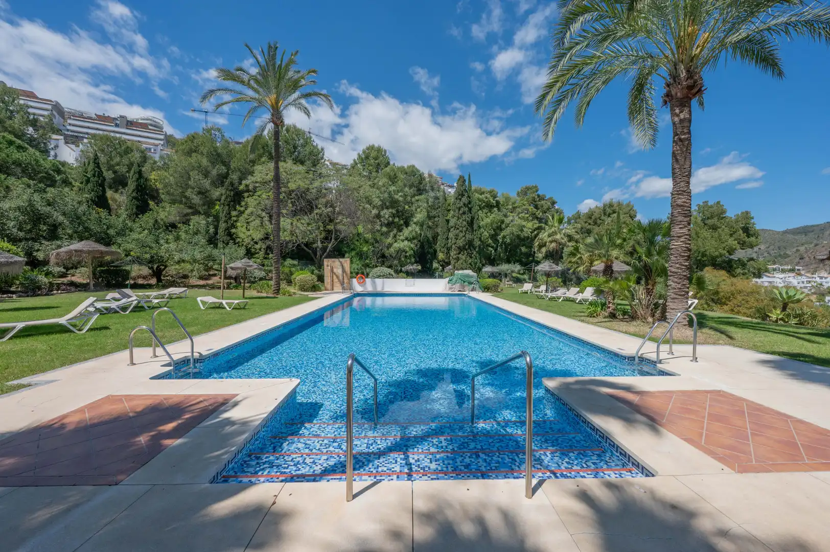 Swimming pool of Apartments for sale in Benahavís  with Air Conditioner, Terrace and Storage room