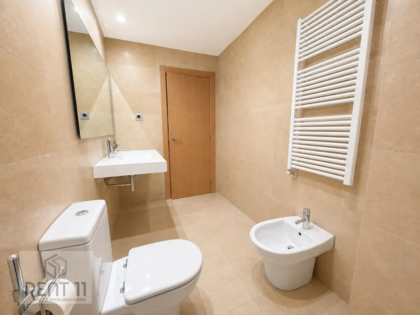 Bathroom of Flat for sale in Girona  with Air Conditioner, Heating and Terrace