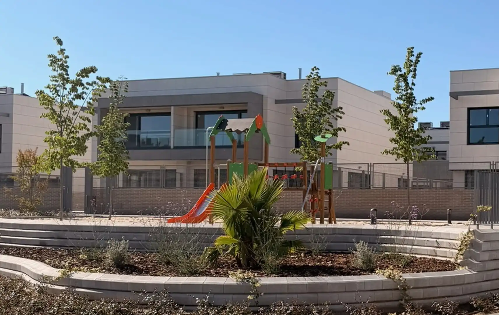 Vista exterior de Casa adosada en venta en Boadilla del Monte con Aire acondicionado, Calefacción y Jardín privado