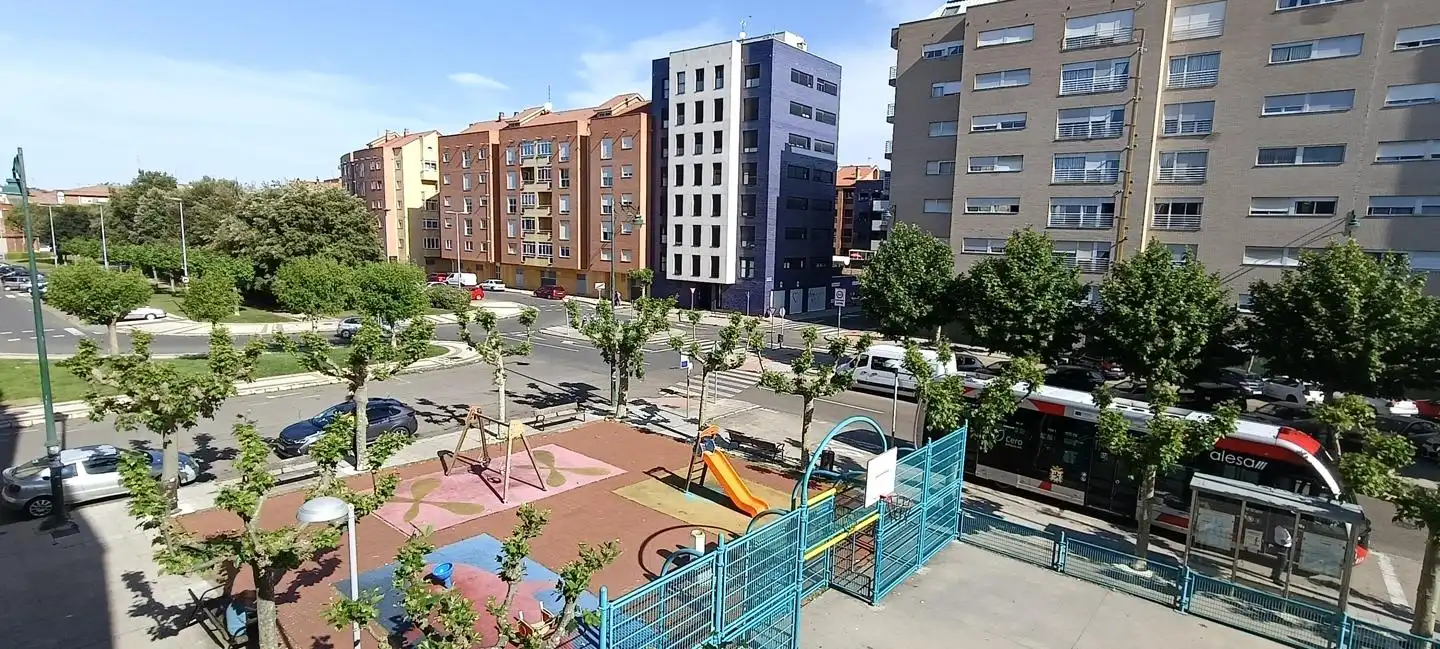 Vista exterior de Apartamento en venta en León Capital  con Calefacción, Parquet y Terraza