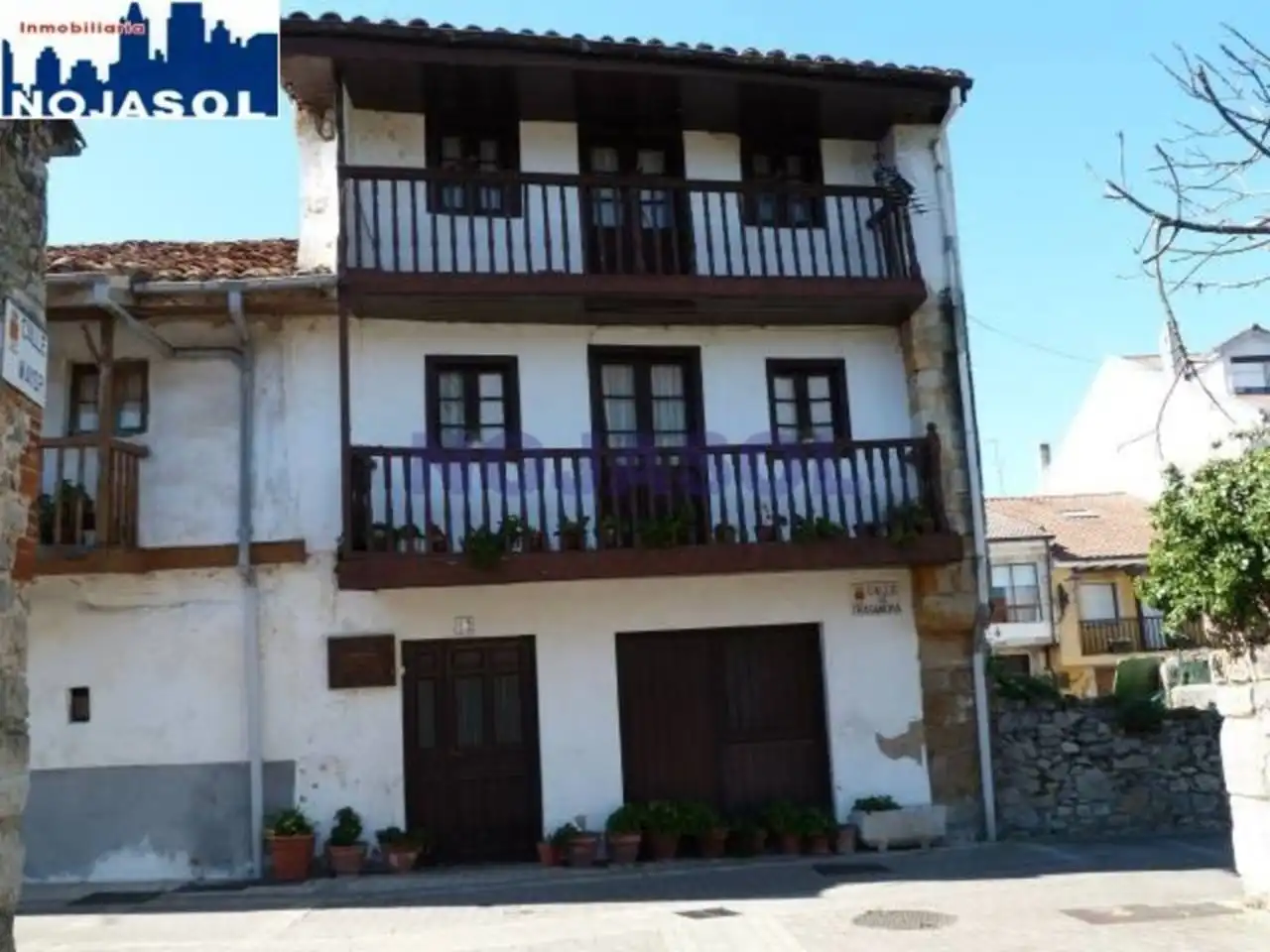 Vista exterior de Casa adosada en venda en Escalante amb Moblat