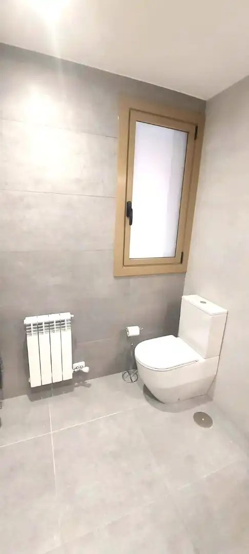 Baño de Piso de alquiler en Vigo  con Calefacción, Parquet y Trastero