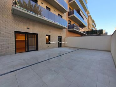 Bajo de obra nueva con ascensor en venta en Carrer de Maria Rosa Gelabert i Cases 31