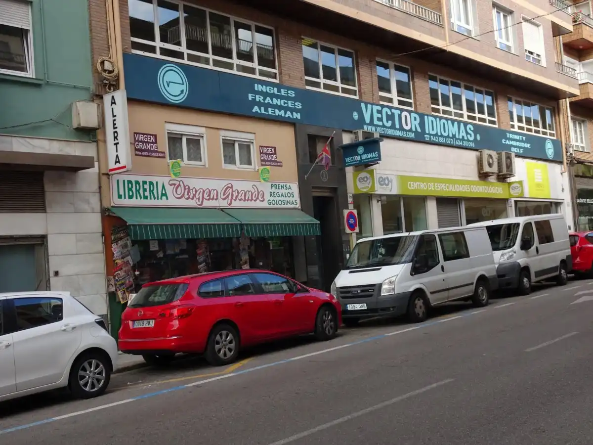 Außenansicht von Büro zur Miete in Torrelavega  mit Klimaanlage, Abstellraum und Möbliert