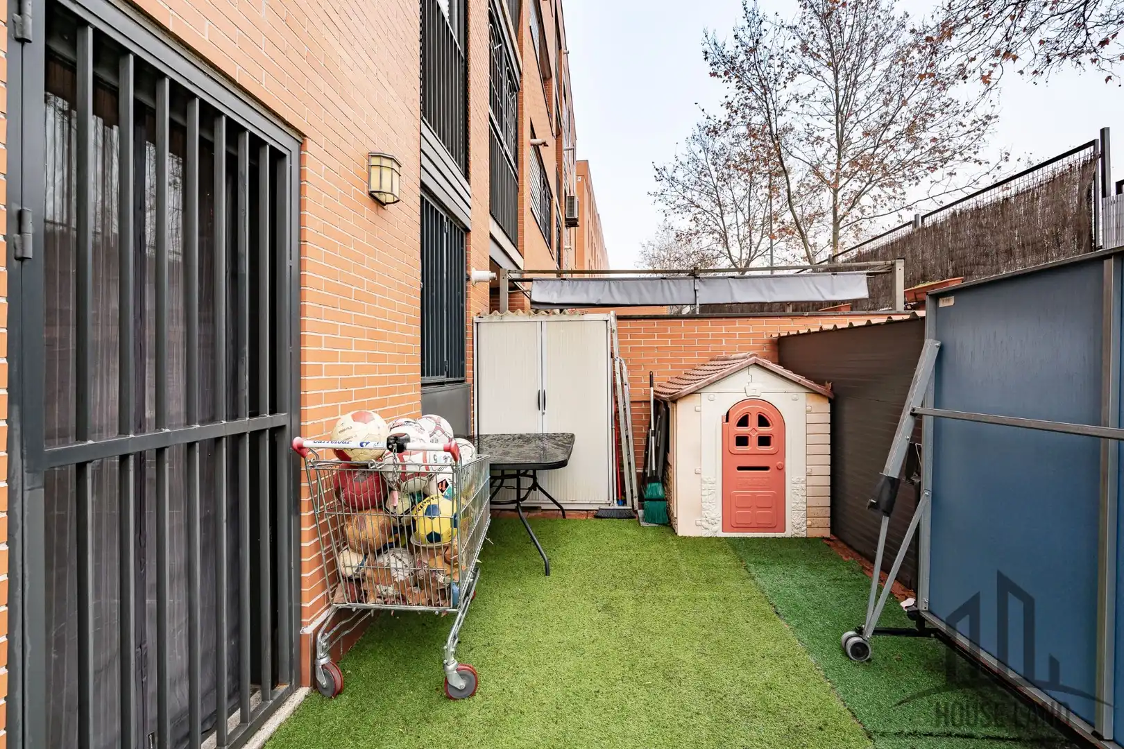 Vista exterior de Casa o xalet en venda en Paracuellos de Jarama amb Aire condicionat, Calefacció i Jardí privat