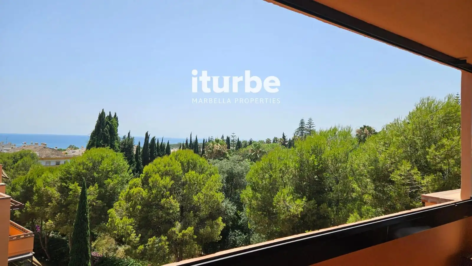 Vista exterior de Piso de alquiler en Marbella con Aire acondicionado, Terraza y Piscina