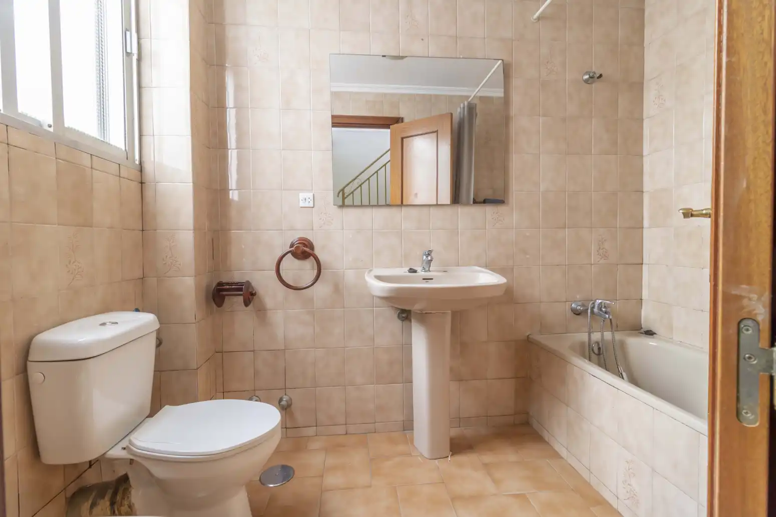Badezimmer von Einfamilien-Reihenhaus zum Verkauf in Sevilla mit Terrasse, Abstellraum und Balkon