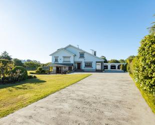 Vista exterior de Casa o xalet en venda en Oleiros amb Terrassa, Piscina i Balcó