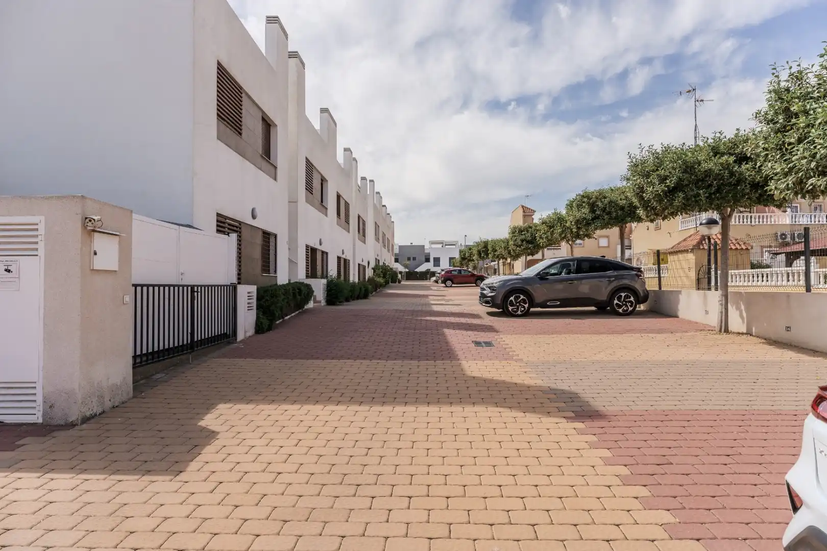 Vista exterior de Pis en venda en Orihuela amb Aire condicionat, Jardí privat i Terrassa