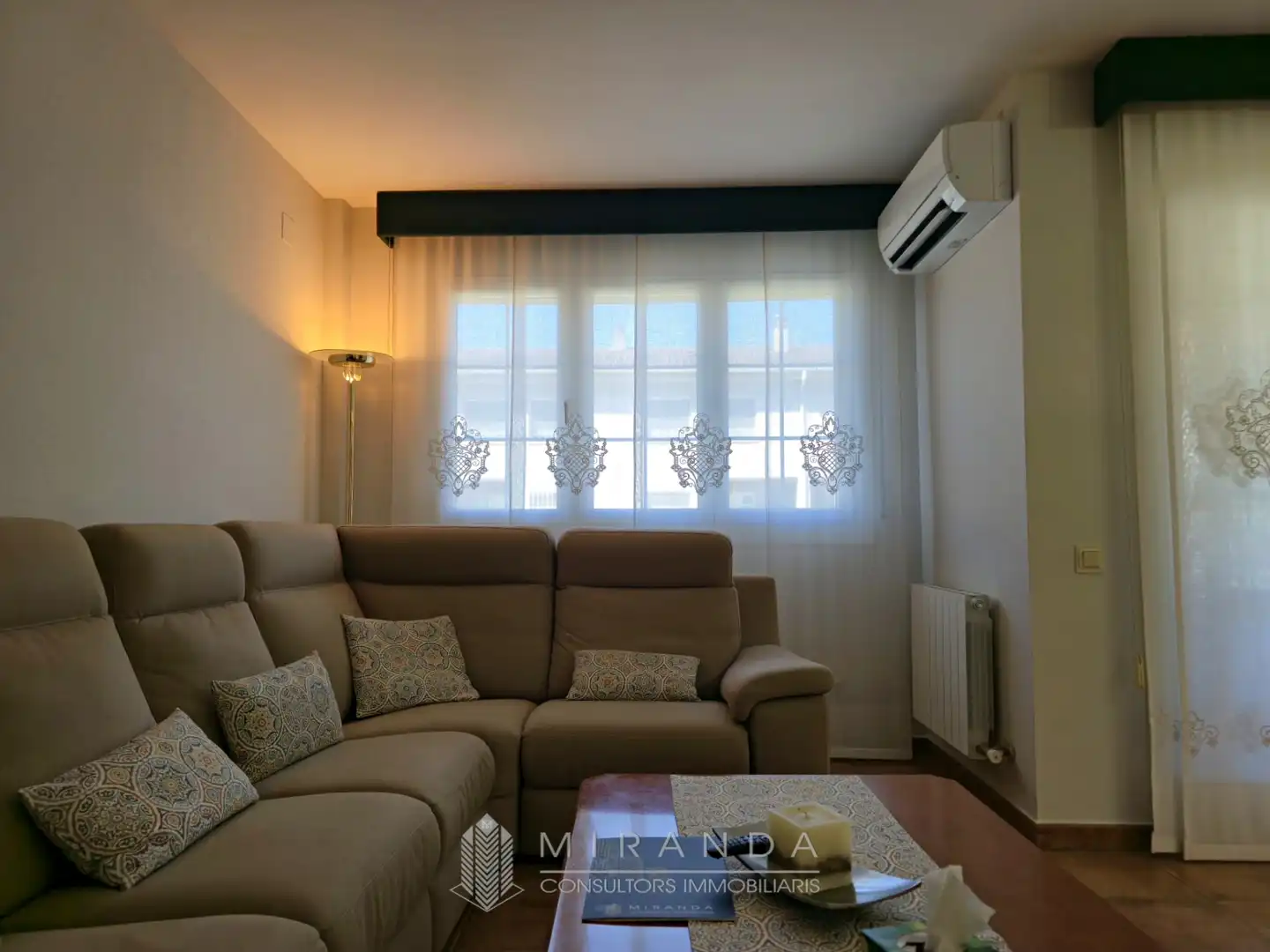 Sala de estar de Casa adosada en venta en Granollers con Aire acondicionado, Calefacción y Jardín privado