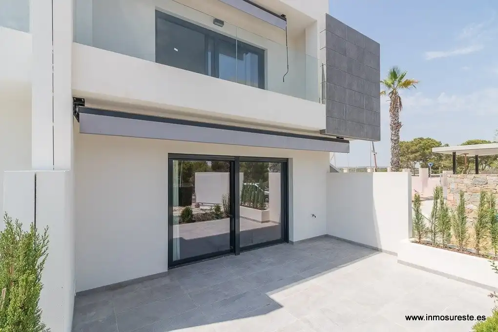 Vista exterior de Apartament en venda en Torrevieja amb Jardí privat, Terrassa i Piscina comunitària