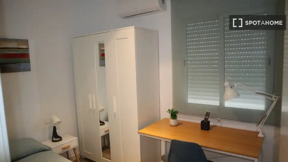 Bedroom of Flat for rent in Sevilla  with Air Conditioner, Heating and Furnished