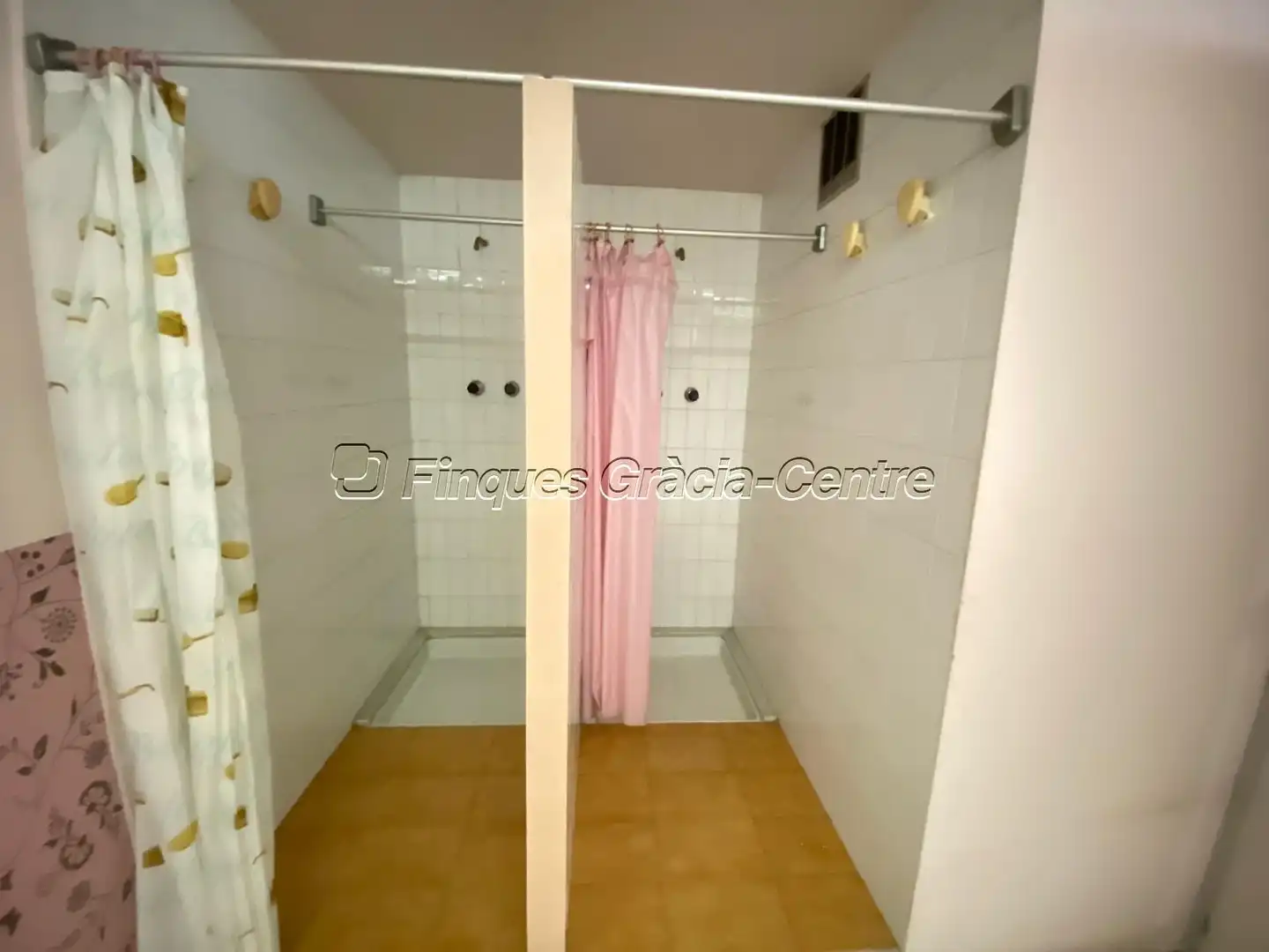 Bany de Local de lloguer en Sabadell amb Aire condicionat