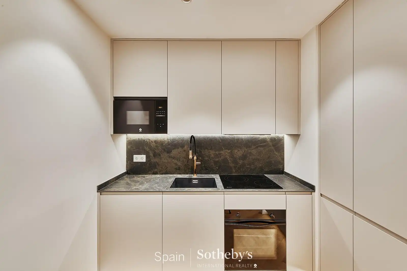 Kitchen of Apartments for sale in Madrid  with Air Conditioner, Terrace and Storage room
