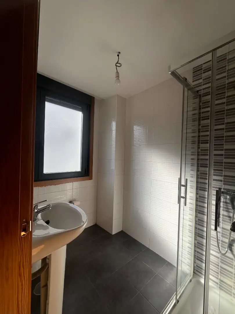 Bathroom of Flat for rent in Vigo   with Heating, Oven and Washing machine