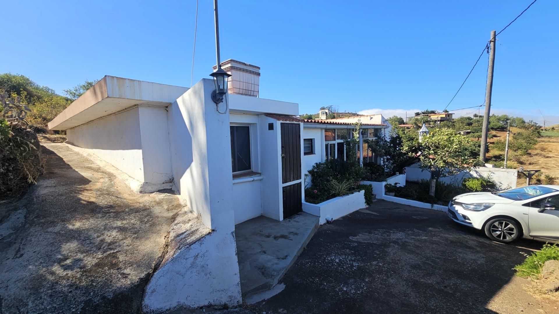 Vista exterior de Casa o xalet en venda en El Rosario amb Jardí privat, Terrassa i Traster