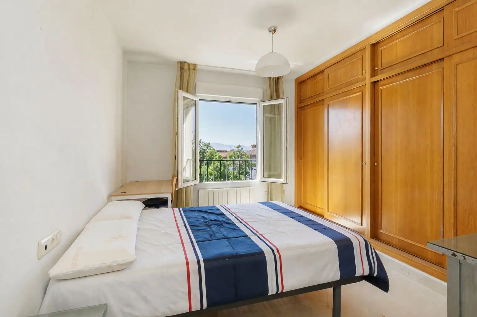 Habitación de Apartamento en venta en Granada con Piscina comunitaria