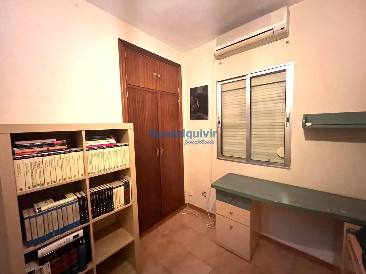 Dormitori de Casa adosada en venda en Montequinto amb Aire condicionat, Jardí privat i Traster