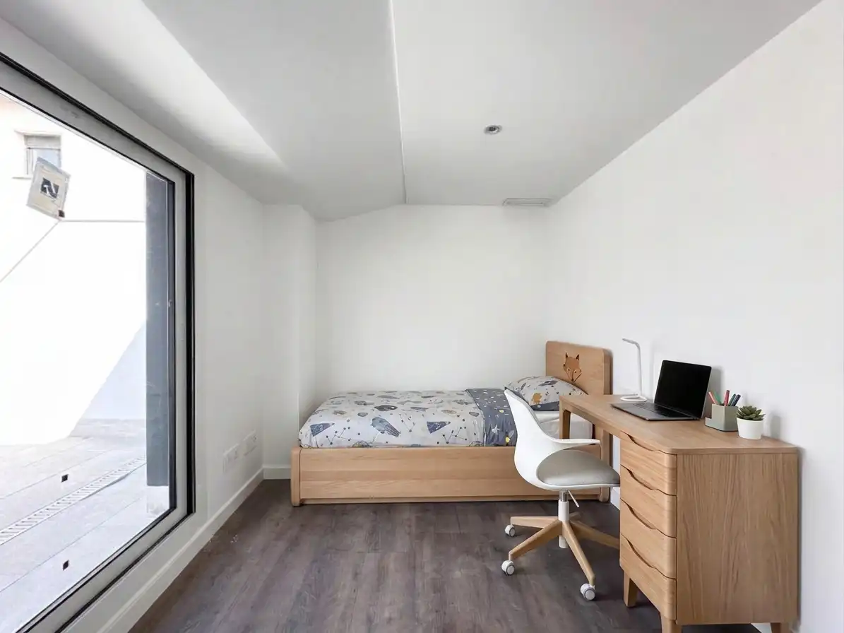 Schlafzimmer von Dachboden zum Verkauf in Badalona mit Klimaanlage, Heizung und Parkett