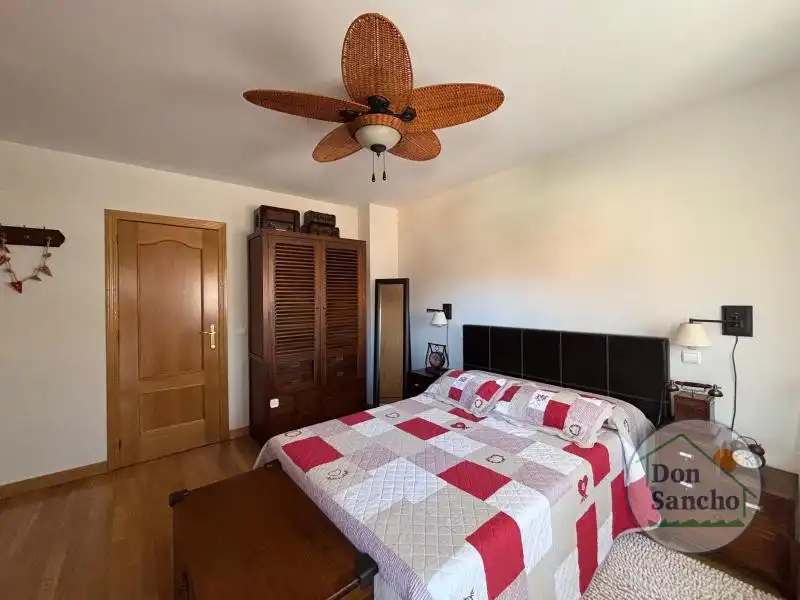 Habitación de Casa adosada en venta en Cabezón de Pisuerga con Calefacción, Jardín privado y Terraza