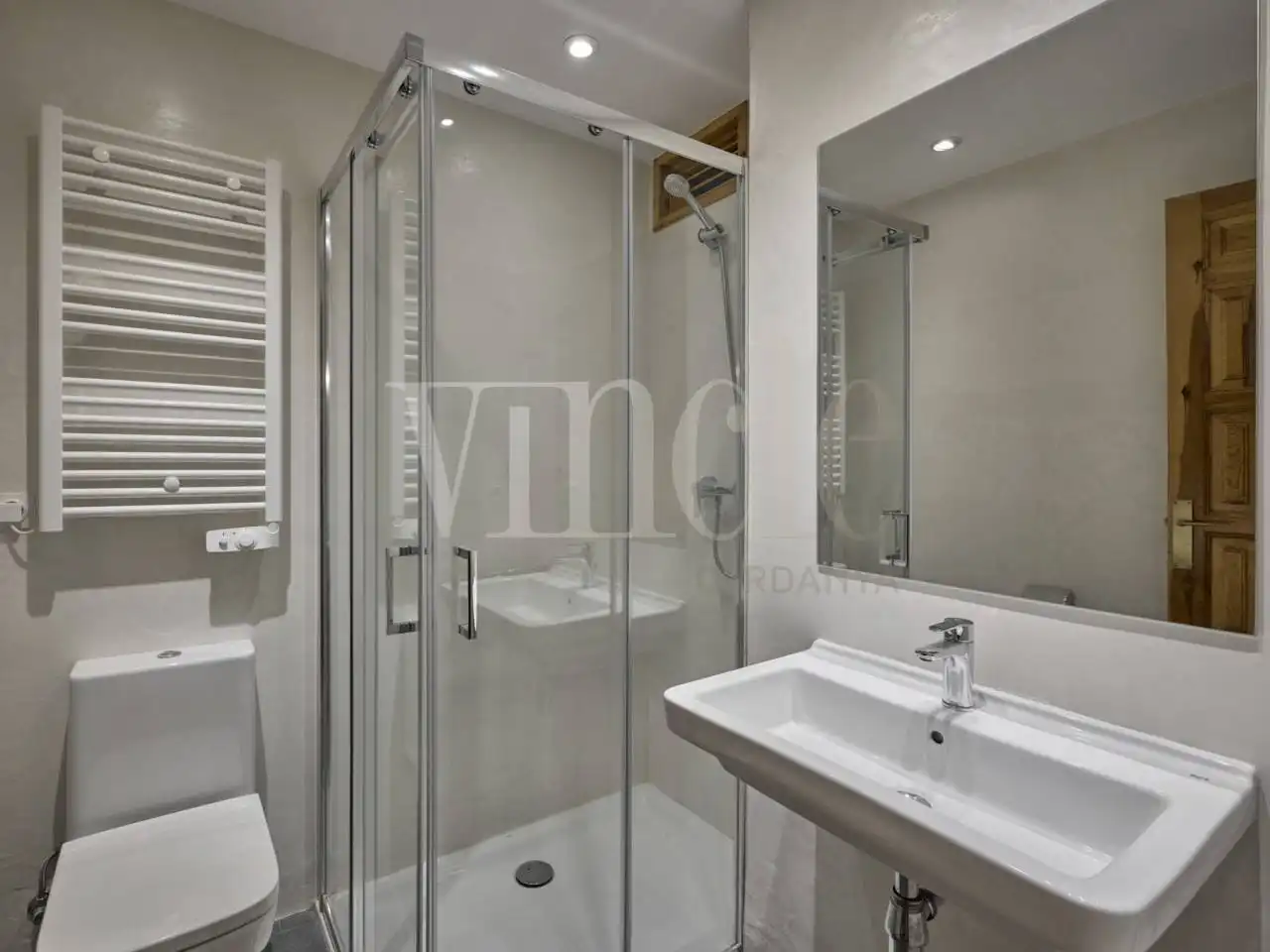 Bathroom of Detached homes for rent in Alp  with Heating and Parquet flooring