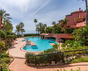 Vista exterior de Apartament en venda en Estepona amb Aire condicionat, Jardí privat i Terrassa