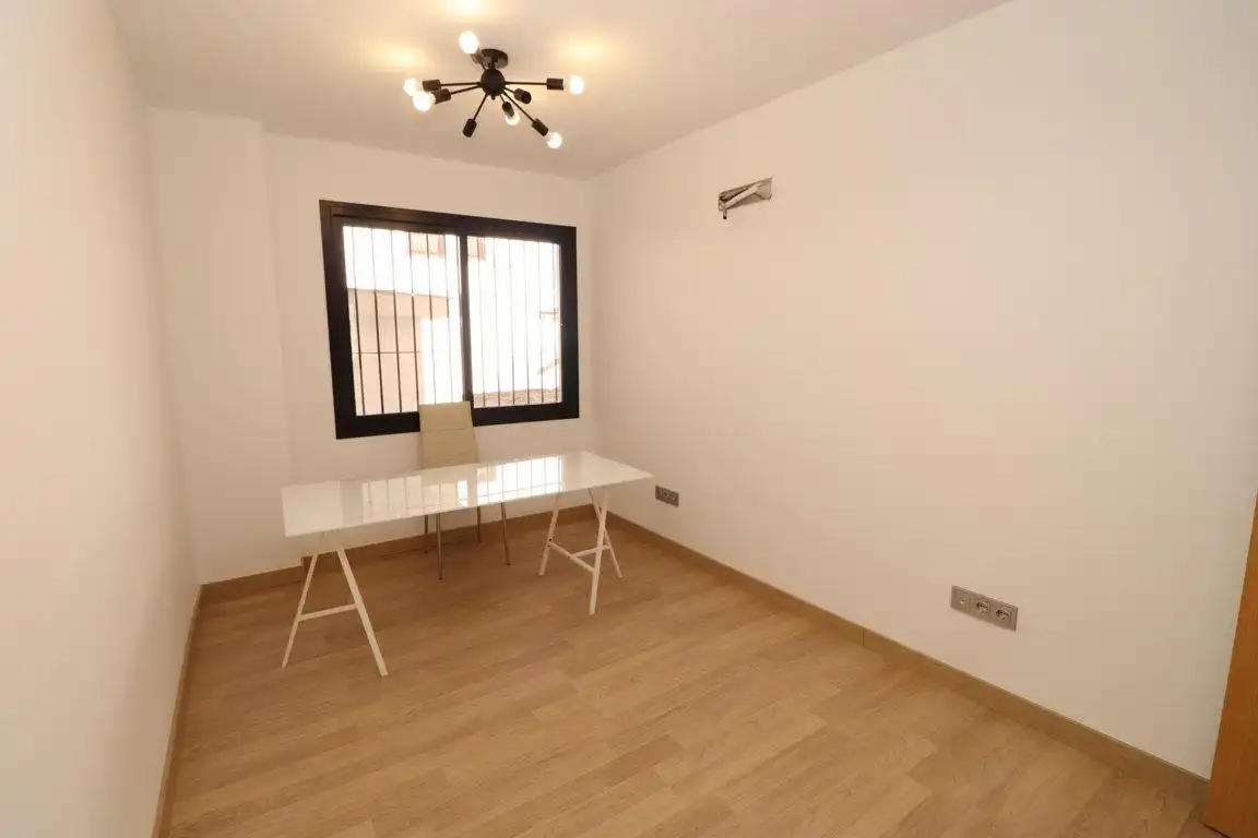 Office for rent in Alhaurín El Grande  with Air Conditioner and Furnished